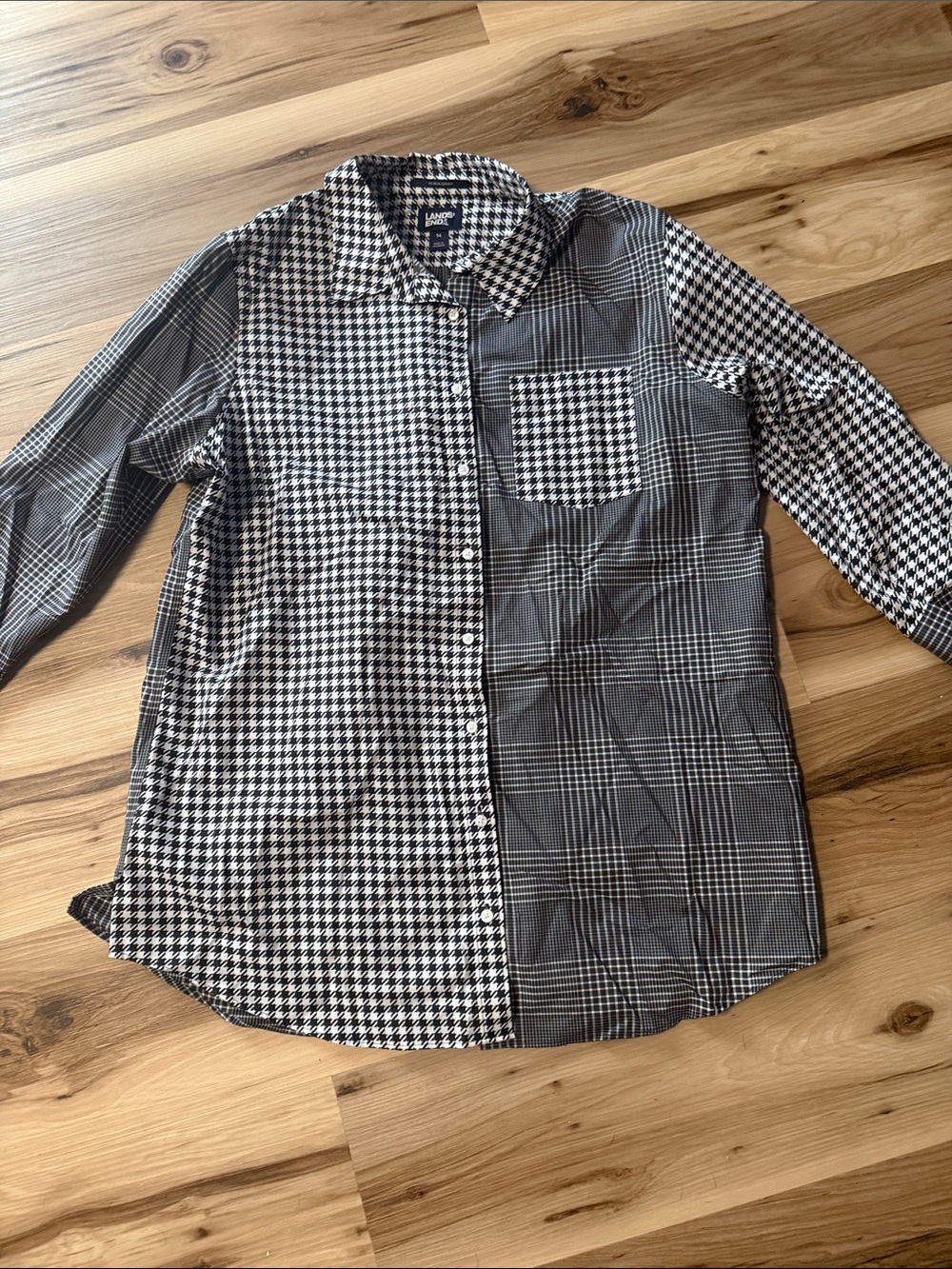 Lands' End Black & White Patterned MButton-Up Shirt Women’s